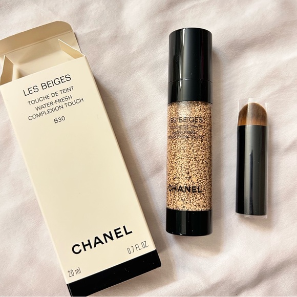 CHANEL Les Beiges Water-Fresh Concealer - Picture 2 of 8